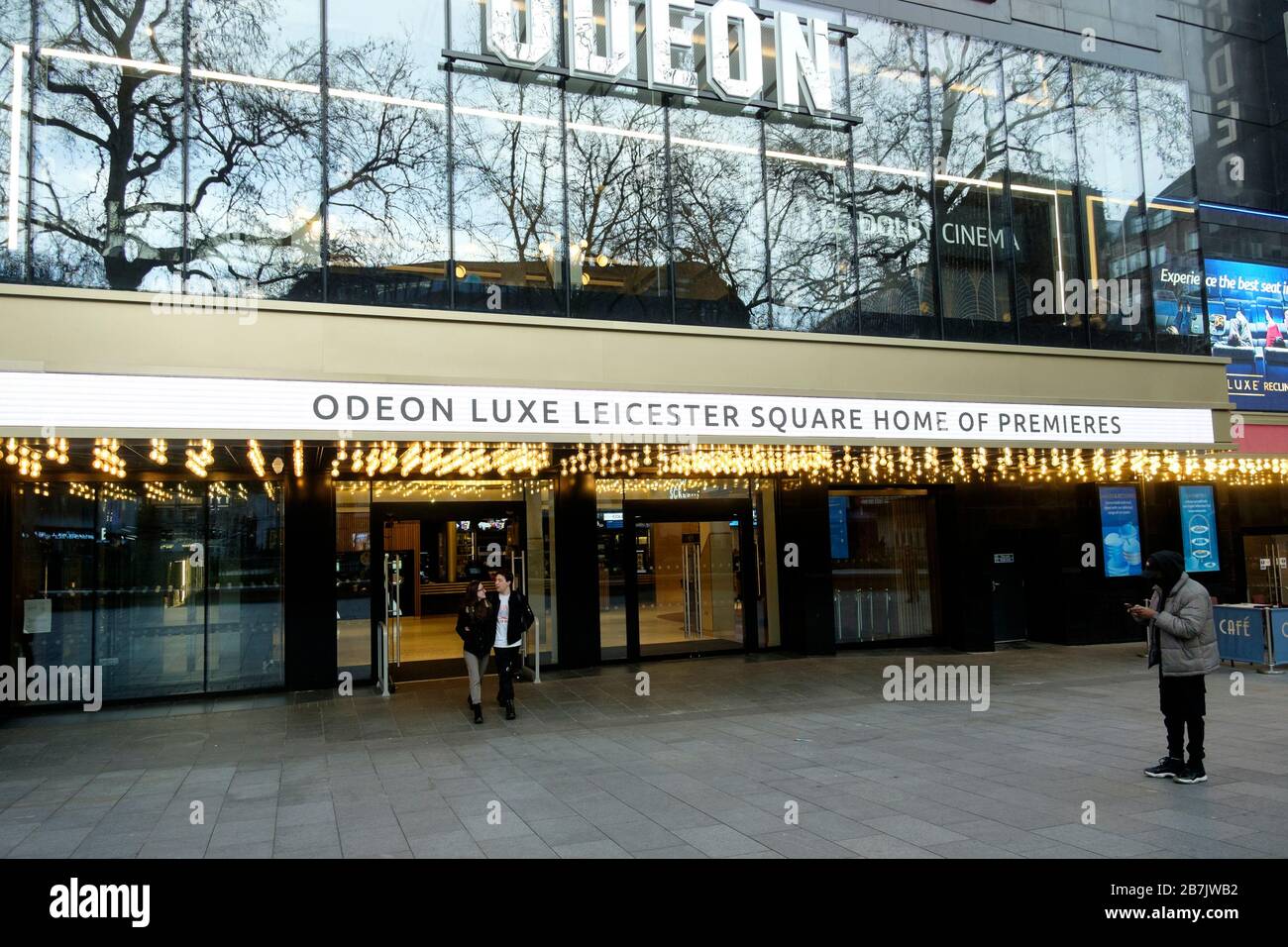 Das Odeon Cinema, Leicester Square, London; die Kinos von Odeon schließen nach dem Corona Virus am 17. März 2020. Stockfoto