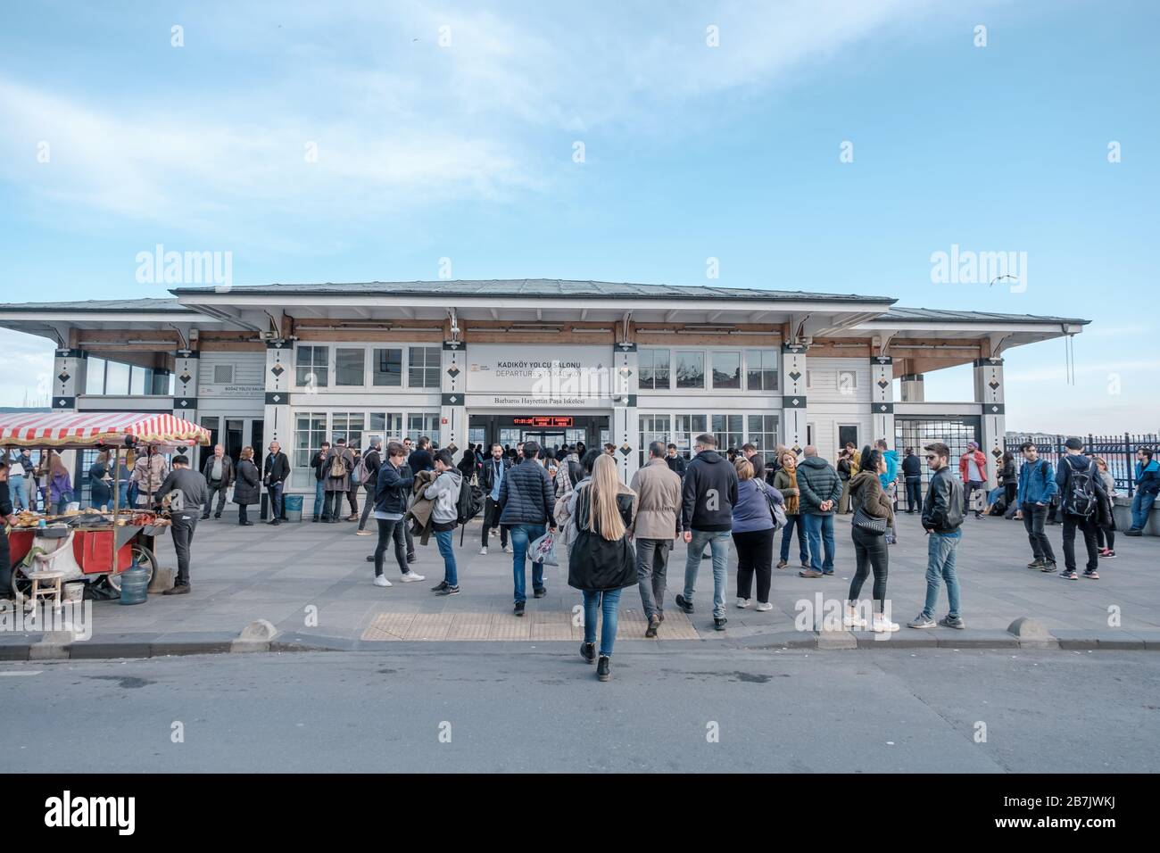 Barbaros Hayrettin Pasa Pier befindet sich im Stadtteil Besiktaş in der Türkei Istanbul. Konzept für den Seeverkehr. Stockfoto