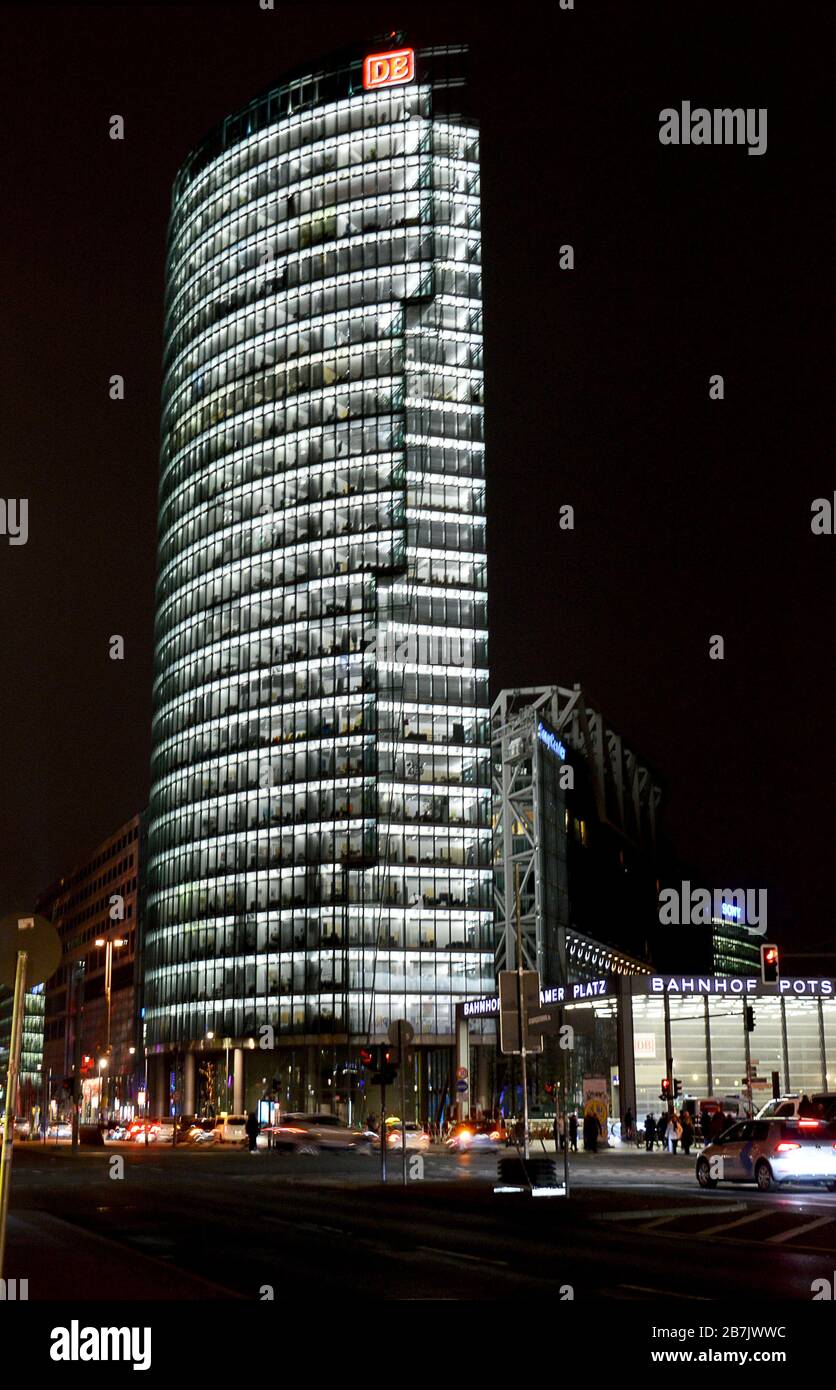 18. JANUAR 2020: BERLIN: Nachtansicht des Bahntowers, erbaut zwischen 1998 und 2000, dem Hauptsitz der Deutschen Bahn Stockfoto