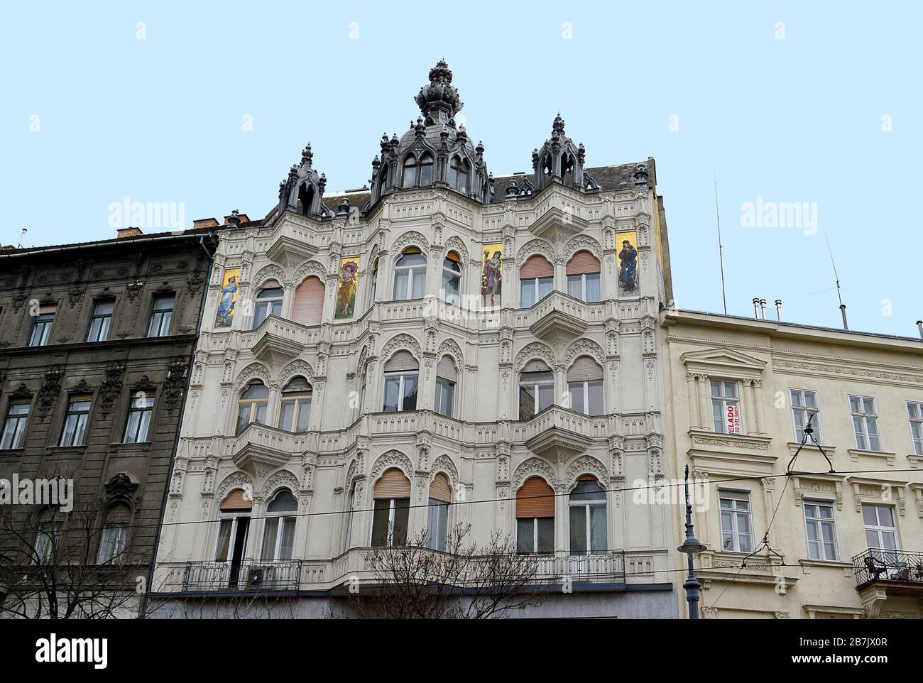 BUDAPEST, UNGARN - 10. FEBRUAR 2020: Das von Erno Schonnen entworfene Severa Haus am Karoly Boulevard wurde um 1900 erbaut und verfügt über vier nouve Kunst Stockfoto