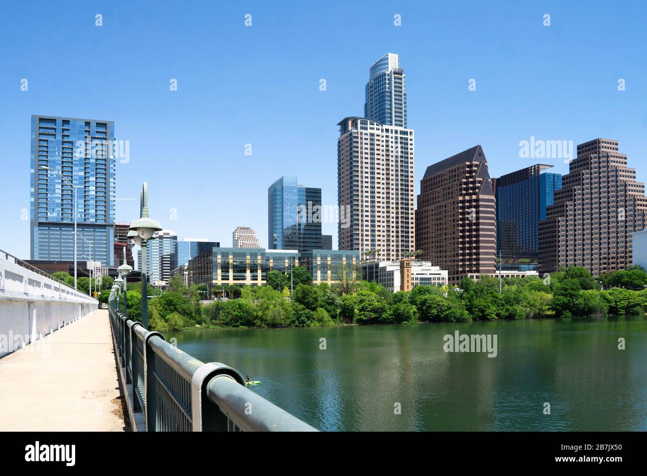 Austin Skyline mit Colorado River im Frühling. Stockfoto