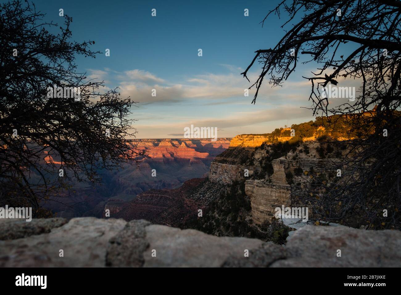 Wunderschöner Sonnenuntergang über der atemberaubenden Berglandschaft des Grand Canyon. Keine Menschen sichtbar, von einem Besucherspaziergang in der Grand Canyon Station, Arizona, erschossen. Stockfoto