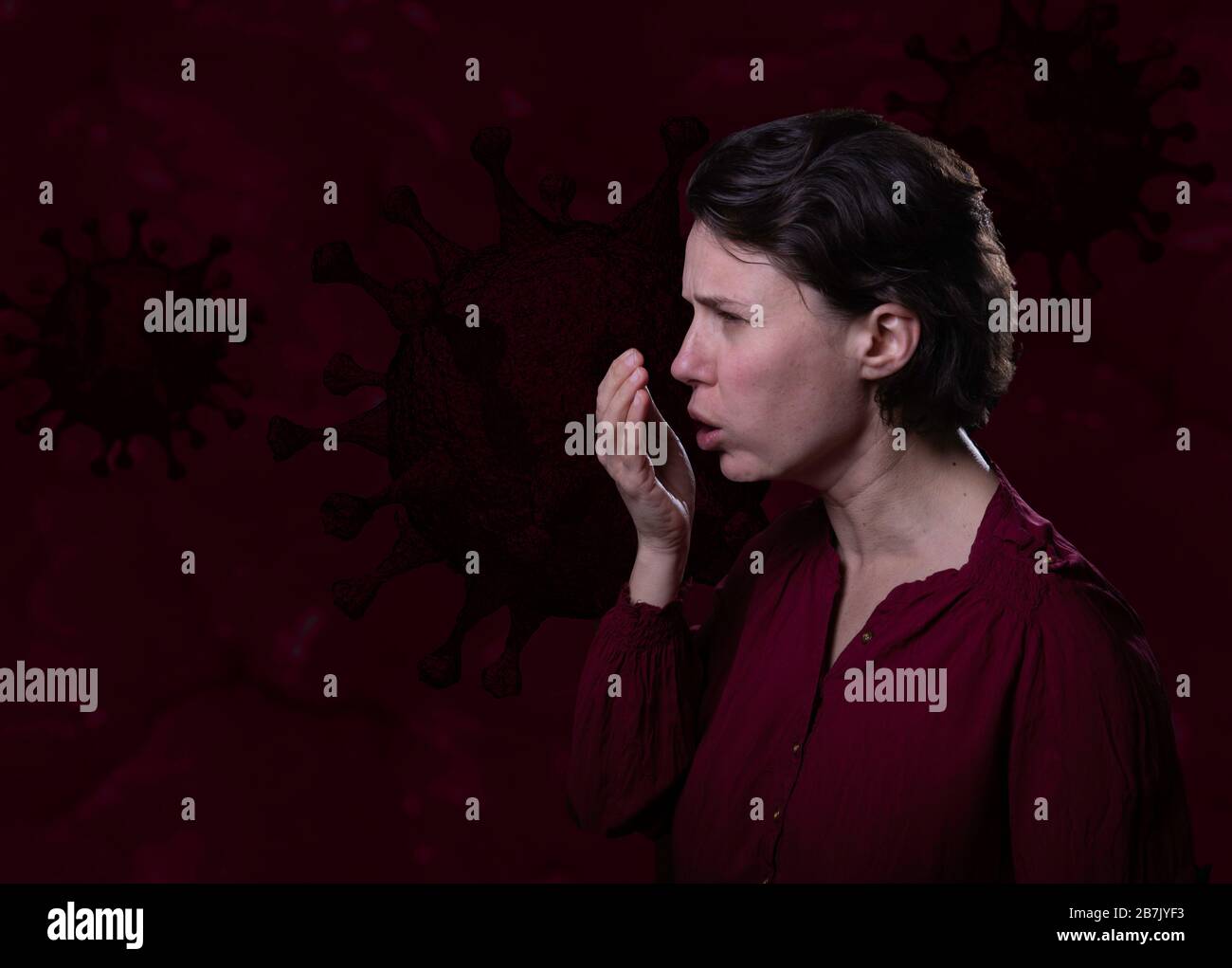 Frau hustet auf einem Coronavirus-Hintergrund. Stockfoto