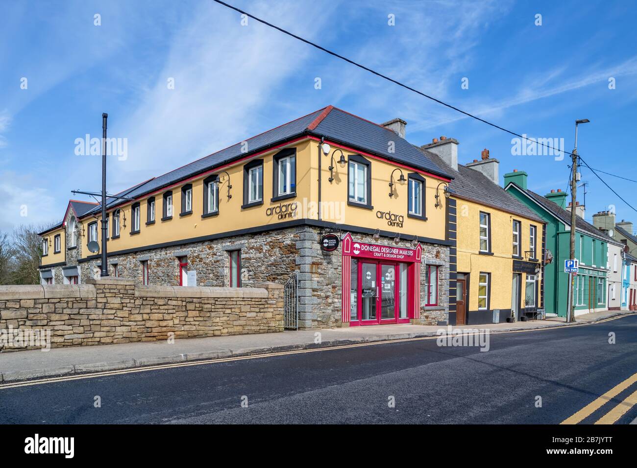 ARDARA, COUNTY DONEGAL/IRLAND - 13. MÄRZ 2020: Ardara-Stadt ist während des Corona-Ausbruchs immer noch beschäftigt. Stockfoto