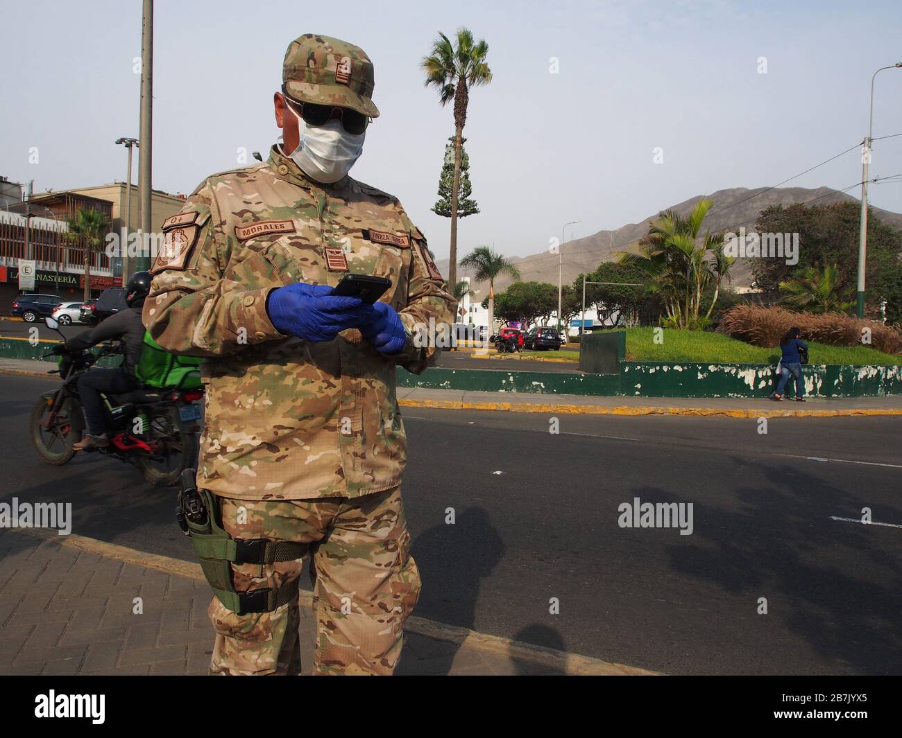 Militärangehörige der peruanischen Streitkräfte übernehmen die Kontrolle über die Straßen, um die Einhaltung der Quarantäne zu gewährleisten. Peru erklärte aufgrund des Coronavirus (Covid-19) den Ausnahmezustand, die Grenzen wurden geschlossen und die Regierung verfügte über eine obligatorische Quarantäne für 15 Tage im ganzen Land. Stockfoto