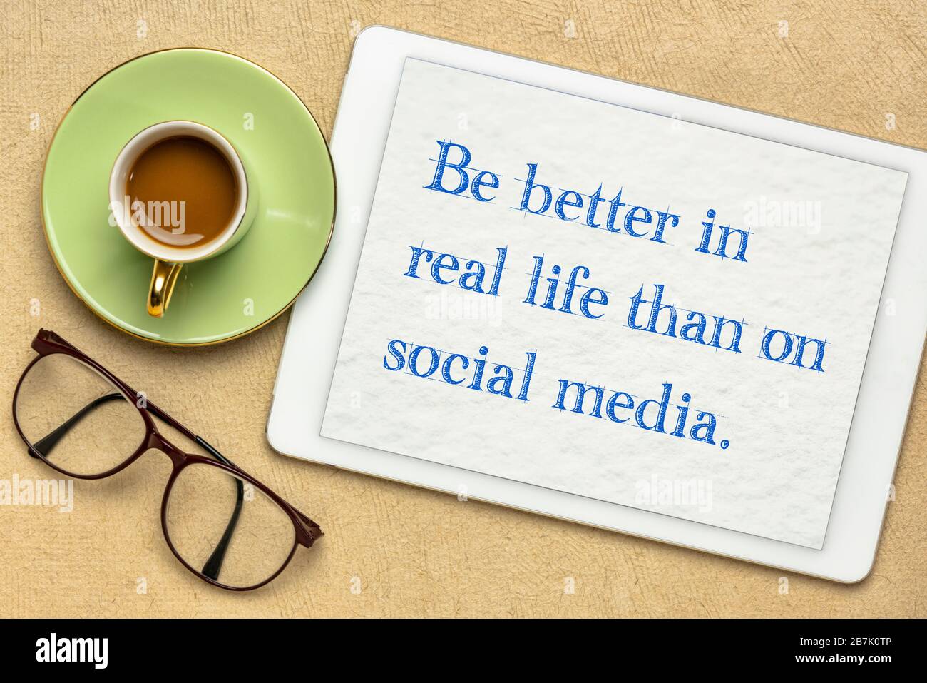 Seien Sie im realen Leben besser als in sozialen Medien - inspirierende Erinnerung an ein digitales Tablet, ein Internetnetzwerkkonzept Stockfoto