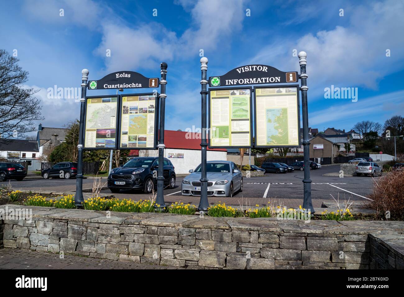 ARDARA, COUNTY DONEGAL/IRLAND - 13. MÄRZ 2020: Ardara-Stadt ist während des Corona-Ausbruchs immer noch beschäftigt. Stockfoto