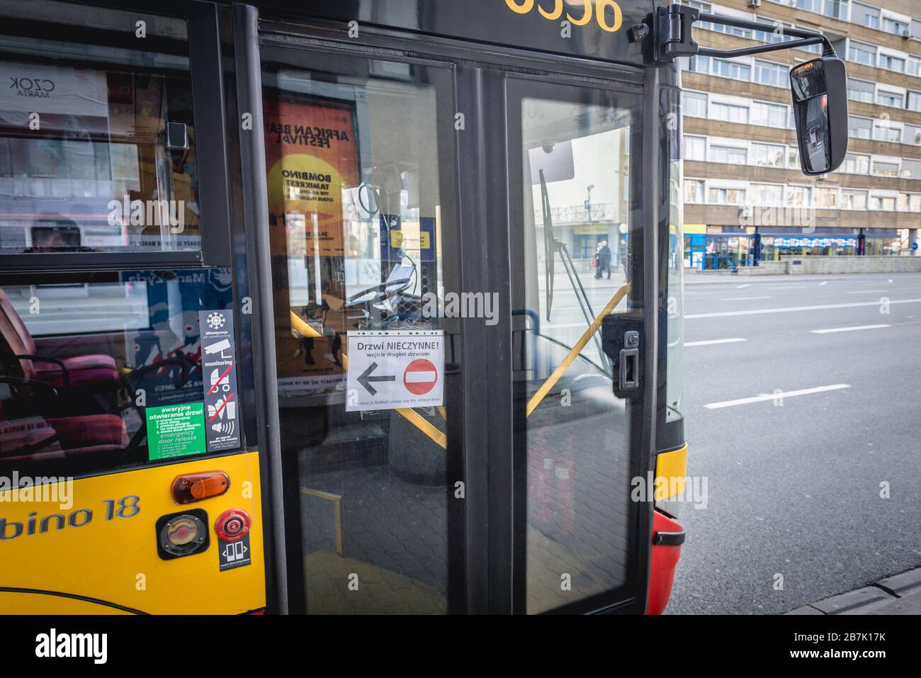 Informationen über verschlossene Türen in der Nähe des Fahrers im öffentlichen Bus in Warschau, nachdem die polnische Regierung einen Staat von Coronavirus als epidemische Bedrohung erklärt hat Stockfoto