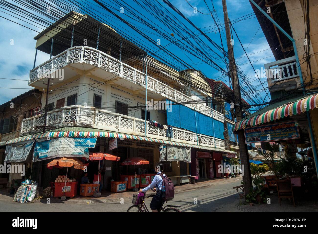 Battambang, Kambodscha, Asien: Gebäude im Kolonialstil im Zentrum von Battambang, umgeben von elektrischen Kabeln Stockfoto