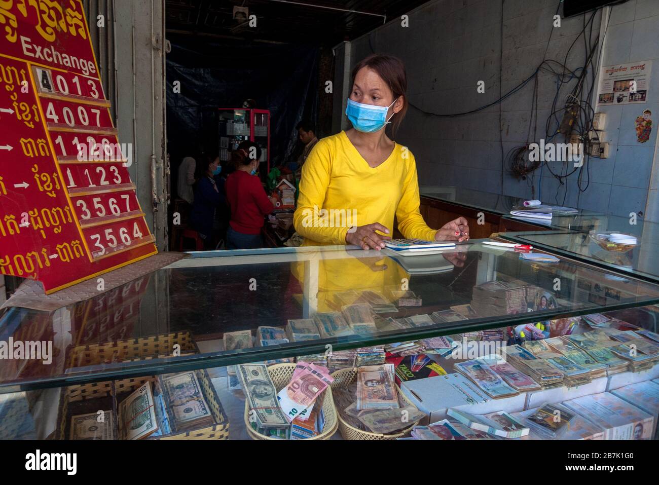 Battambang, Kambodscha, Asien: Geldwechsler mit Maske auf den Straßen der Innenstadt Stockfoto