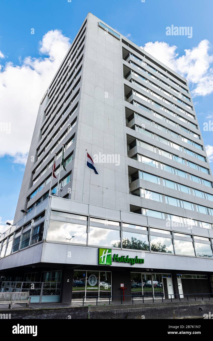 Amsterdam, Niederlande - 7. September 2018: Fassade des Holiday Inn Hotels und des Starbucks Cafés in Amsterdam, Niederlande Stockfoto