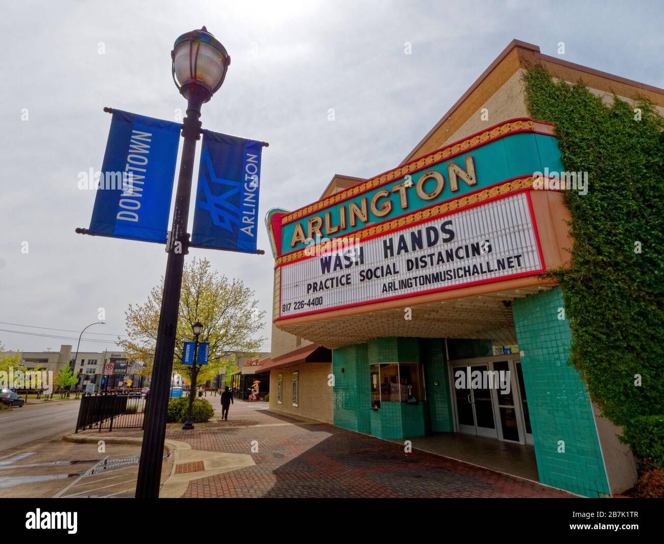 Arlington, Texas, USA (16/03/2020) das alte Kino in der Innenstadt von Arlington fordert die Bewohner auf, sich häufig die Hände zu waschen und niemandem nahe zu stehen. Arlington liegt zwischen Dallas und Fort Worth, Texas. Wo mehr als 350.000 Menschen leben. Das alte Kino wird heute für Live-Auftritte genutzt. Stockfoto