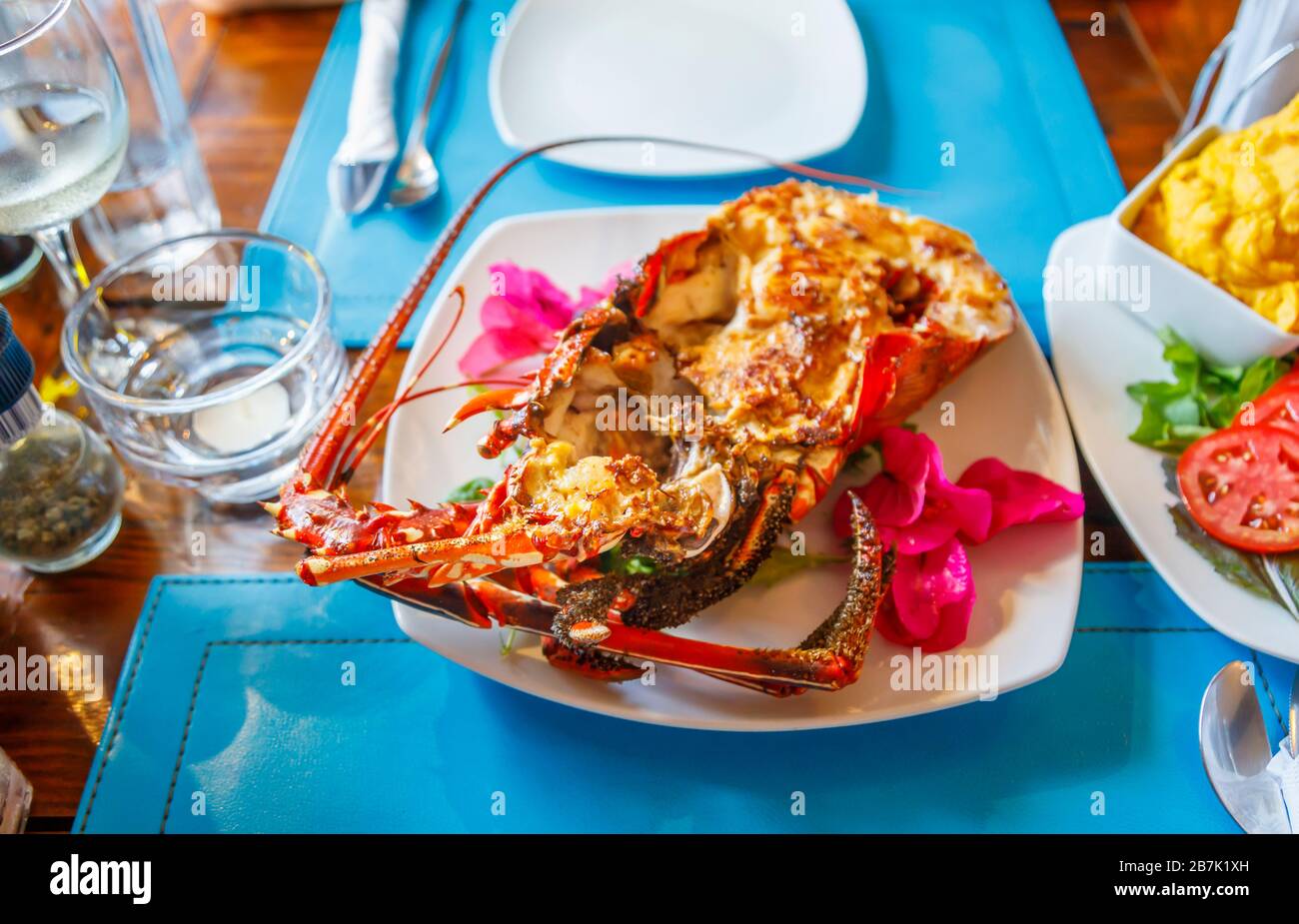Lokale Delikatesse und Gourmetspezialität, gegrillter halber Hummer auf einem weißen Teller in einem Restaurant in Hanga Roa auf der Osterinsel (Rapa Nui), Chile Stockfoto