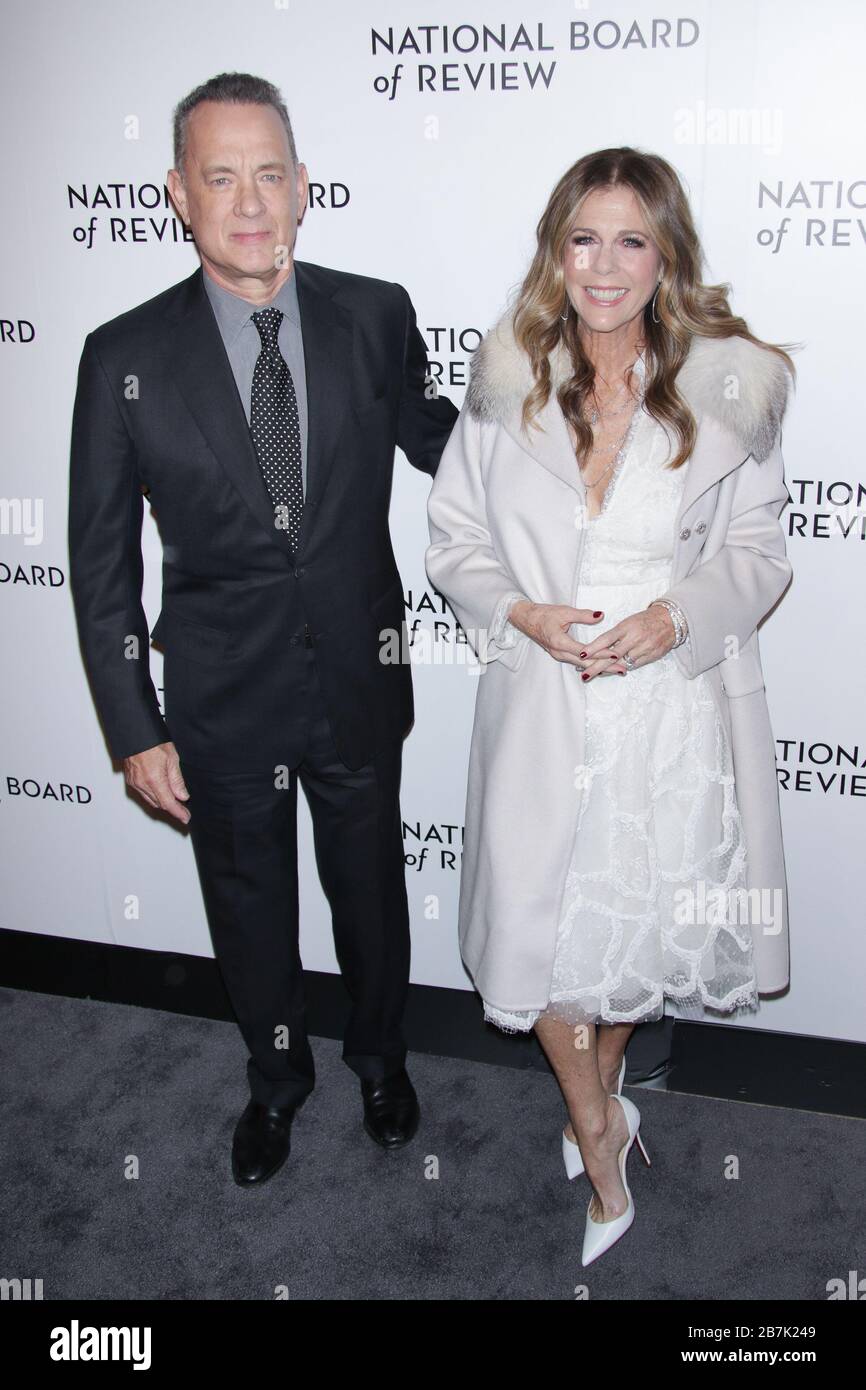 ***DATEIFOTO*** Tom Hanks und Rita Wilson haben Berichten zufolge positiv mit COVID-19, dem Coronavirus, getestet. NEW YORK, New York - 9. JANUAR: Tom Hanks und Rita Wilson im National Board of Review Annual Awards Gala in der Cipriani 42nd Street am 9. Januar 2018 in New York City. Kredit: Diego Corredor/MediaPunch Stockfoto