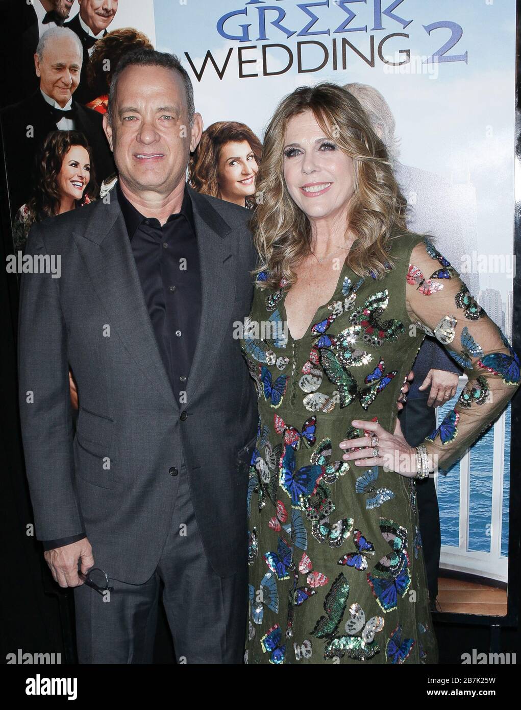***DATEIFOTO*** Tom Hanks und Rita Wilson haben Berichten zufolge positiv mit COVID-19, dem Coronavirus, getestet. NEW YORK, New York - 15. MÄRZ: Tom Hanks und Rita Wilson in der New Yorker Premiere "My Big Fat Greek Wedding 2" im AMC Loews Lincoln Square 13 Theater am 15. März 2016 in New York City. Kredit: Diego Corredor/MediaPunch Stockfoto