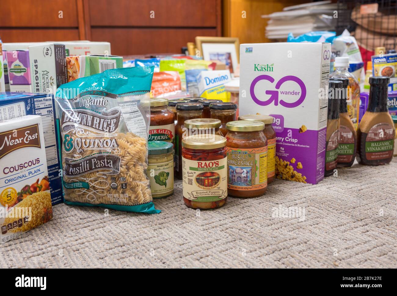 Morgantown, WV - 16. März 2020: Auswahl von Lebensmitteln für den Heimatladen während der Quarantäne aufgrund der Coronavirus Epidemie Stockfoto