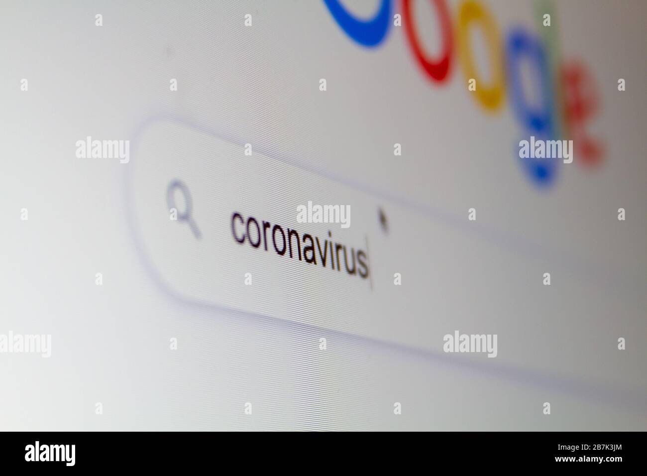 Suchen Sie in einer Internet-Suchmaschine auf einem Computer nach "Coronavirus". Stockfoto