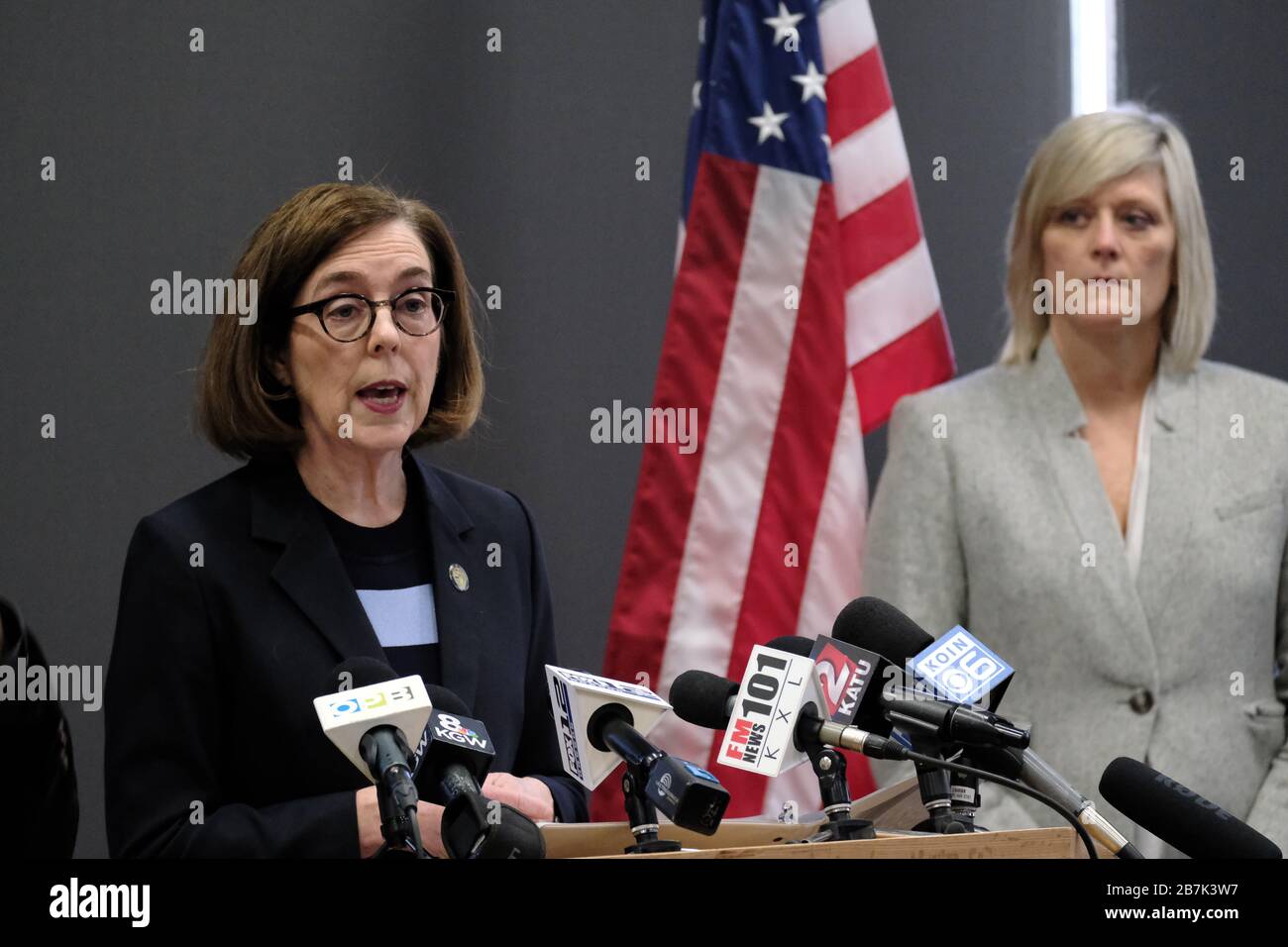 Portland, Oregon, USA. März 2020. Gouverneur Kate Brown aktualisiert die Medien im Hinblick auf die neuartige Coronavirus (COVID-19)-Pandemie in Portland, Ore., am 16. März 2020. Während der gesamten staatlichen Zusammenkünfte sind jetzt auf nicht mehr als 25 Personen beschränkt, und Bars und Restaurants bieten Takeout-Dienstleistungen nur, da soziale Distanzierungsmaßnahmen darauf abzielen, die Ausbreitung der Krankheit zu verlangsamen und die Kurve so abzuflachen, dass die 6.000 lizenzierten Krankenhausbetten und 688 Ventilatoren in die Lage sind Der Staat ist nicht überwältigt. Kredit: SIPA USA/Alamy Live News Stockfoto