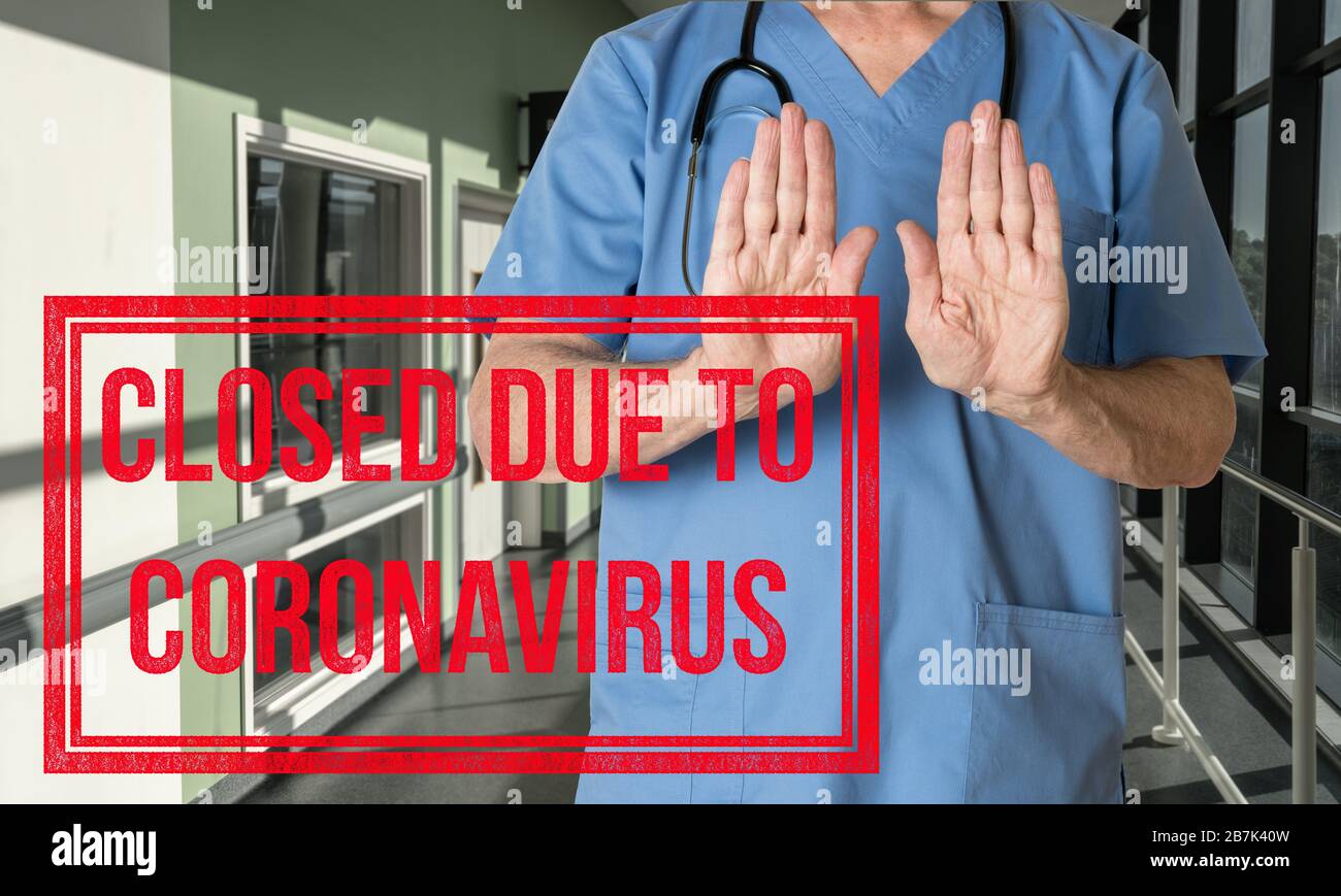 Arzt in Schrubben, der die Einfahrt zum Patienten in ein Krankenhaus verweigert, da keine Betten für die Intensivpflege des Coronavirus Beatmungsgeräts verfügbar sind Stockfoto