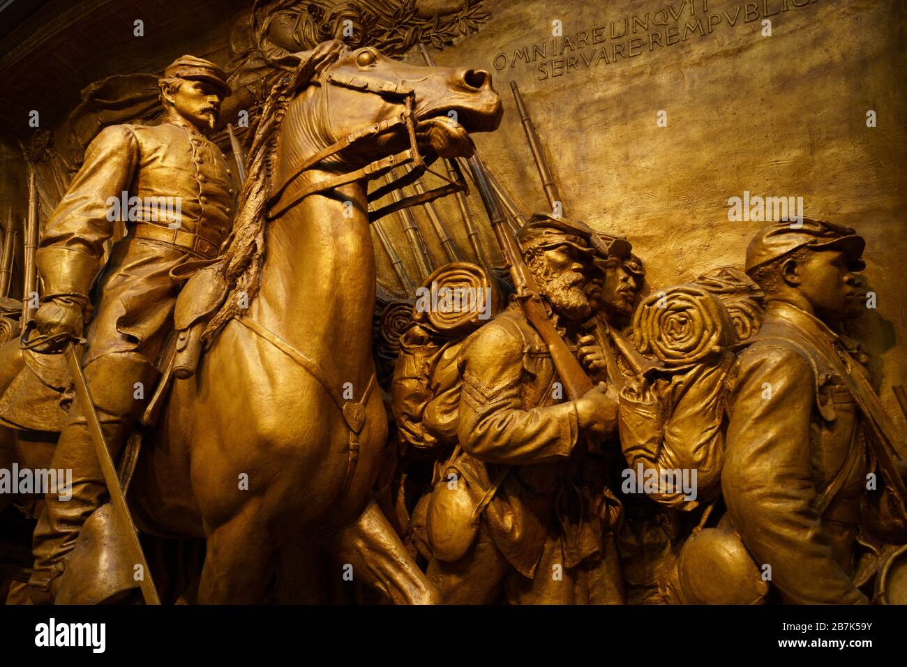 Robert Gould Shaw Memorial National Gallery of Art Washington DC // WASHINGTON D.C., Vereinigte Staaten – Ein Bronzeguss von Augustus Saint-Gaudens' Memorial für Robert Gould Shaw und das Massachusetts Fifty-Fourth Regiment in der National Gallery of Art Diese mächtige Skulptur zeigt Colonel Shaw, der das erste afroamerikanische Regiment in der Union Army anführt, während er am 28. Mai 1863 an den marsch entlang der Beacon Street in Boston erinnert. Stockfoto