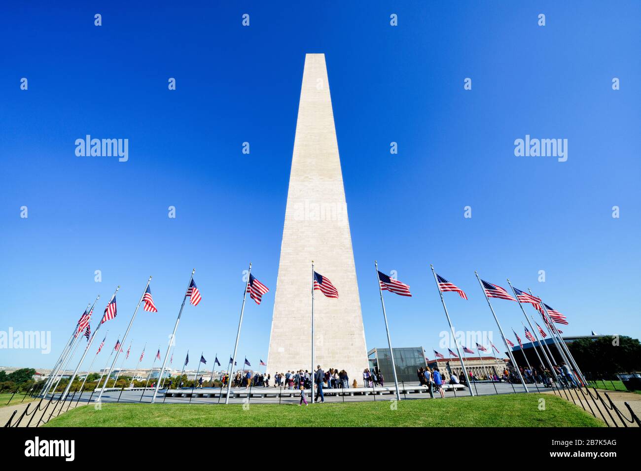 Washington Monument National Mall Washington DC // WASHINGTON DC – das Washington Monument in der Mitte der National Mall in Washington DC erinnert an George Washington, den ersten Präsidenten der Vereinigten Staaten, und ist mit einer Höhe von fast 555 Fuß (170 Meter) der höchste Obelisk der Welt. Stockfoto