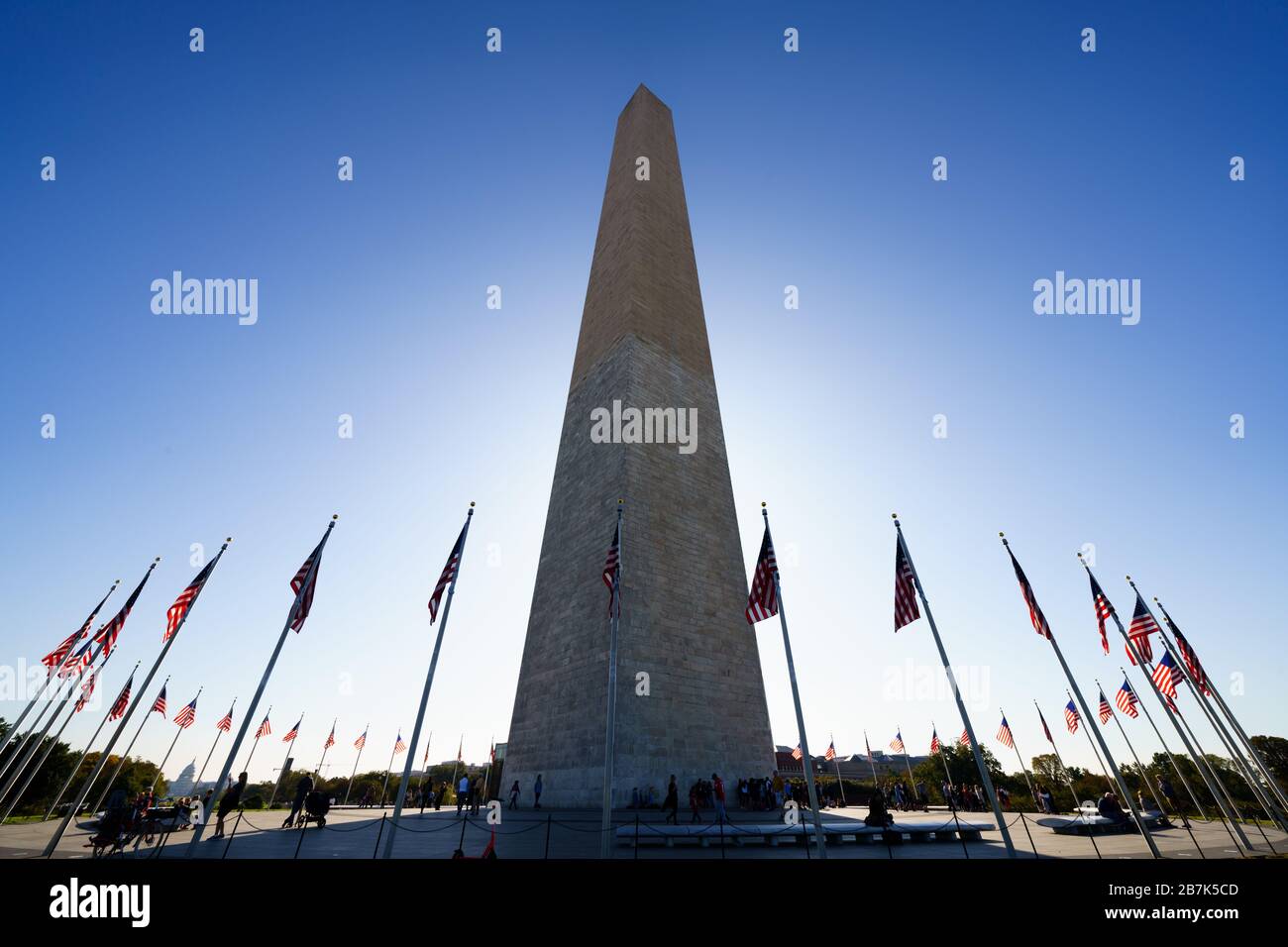 Washington Monument National Mall Washington DC // WASHINGTON DC – das Washington Monument in der Mitte der National Mall in Washington DC erinnert an George Washington, den ersten Präsidenten der Vereinigten Staaten, und ist mit einer Höhe von fast 555 Fuß (170 Meter) der höchste Obelisk der Welt. Stockfoto
