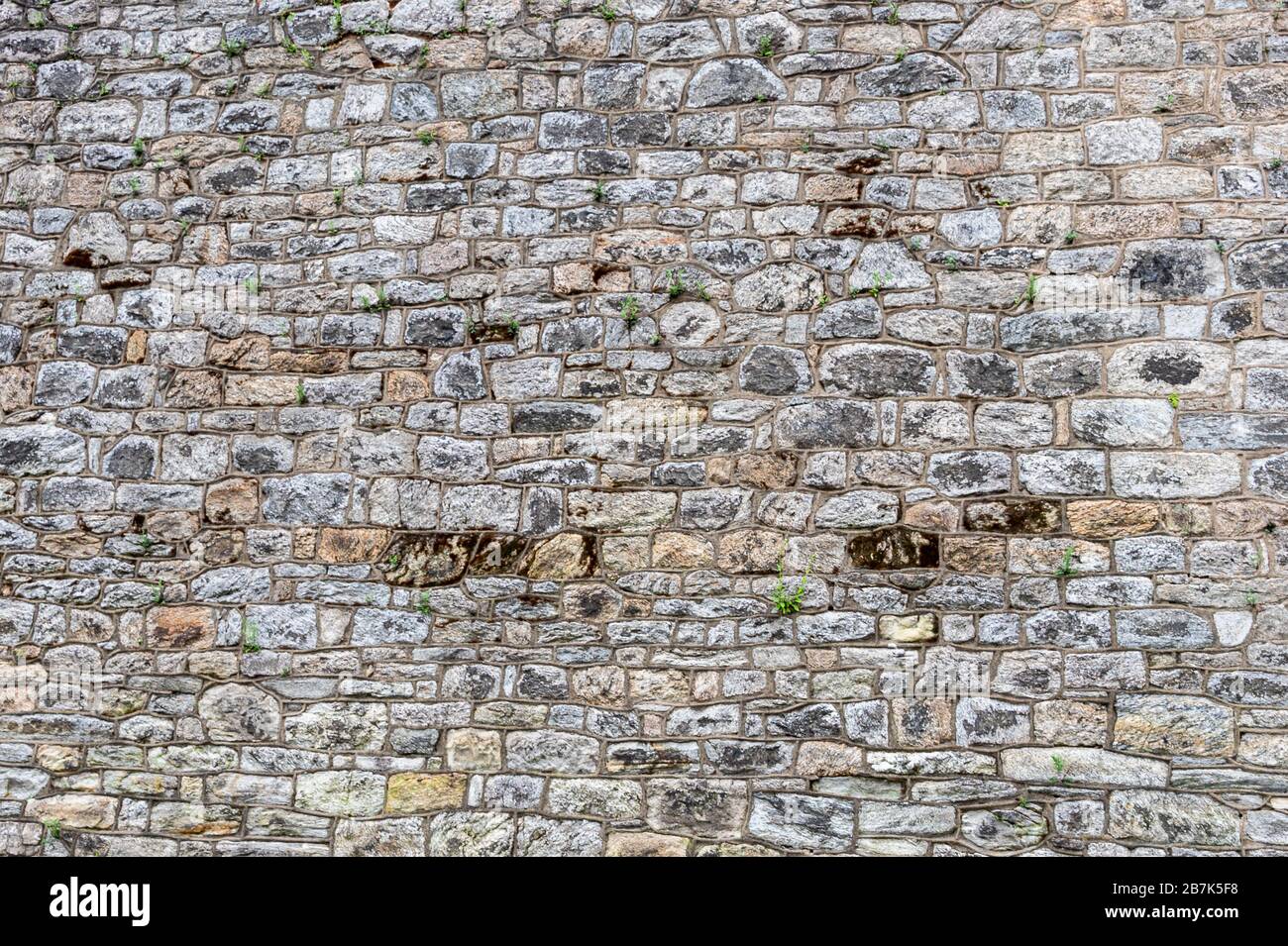 Flacher Steinmauerhintergrund, aus unregelmäßig großen Steinblöcken in Eastern State Penitentiary, Philadelphia, Pennsylvania Hintergrund, Tapete Stockfoto