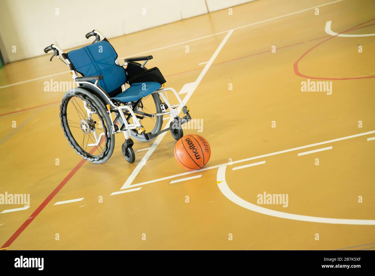 Rollstuhl und Korbball Stockfoto