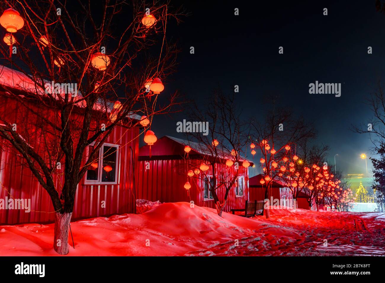 Rote Laternen, die typisch chinesische Festdekoration sind, wurden in Straßen für die Feier des bevorstehenden Rattenjahres, Changchun City, No Stockfoto