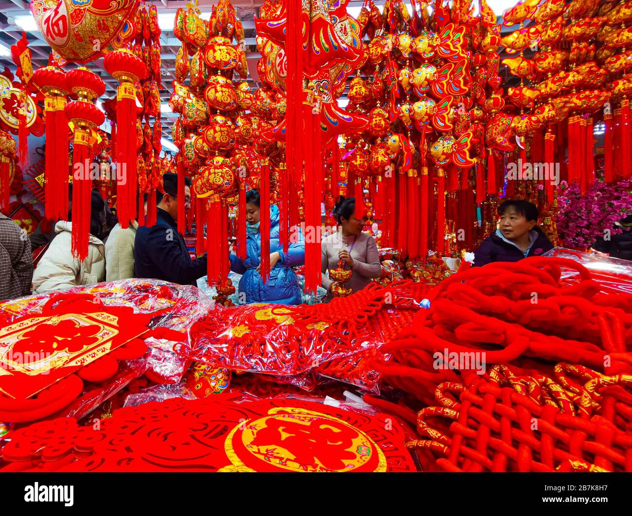 Die Menschen kaufen Dekore, wenn sich das Frühlingsfest in Dalian, China, 4. Januar 2020 nähert. Stockfoto