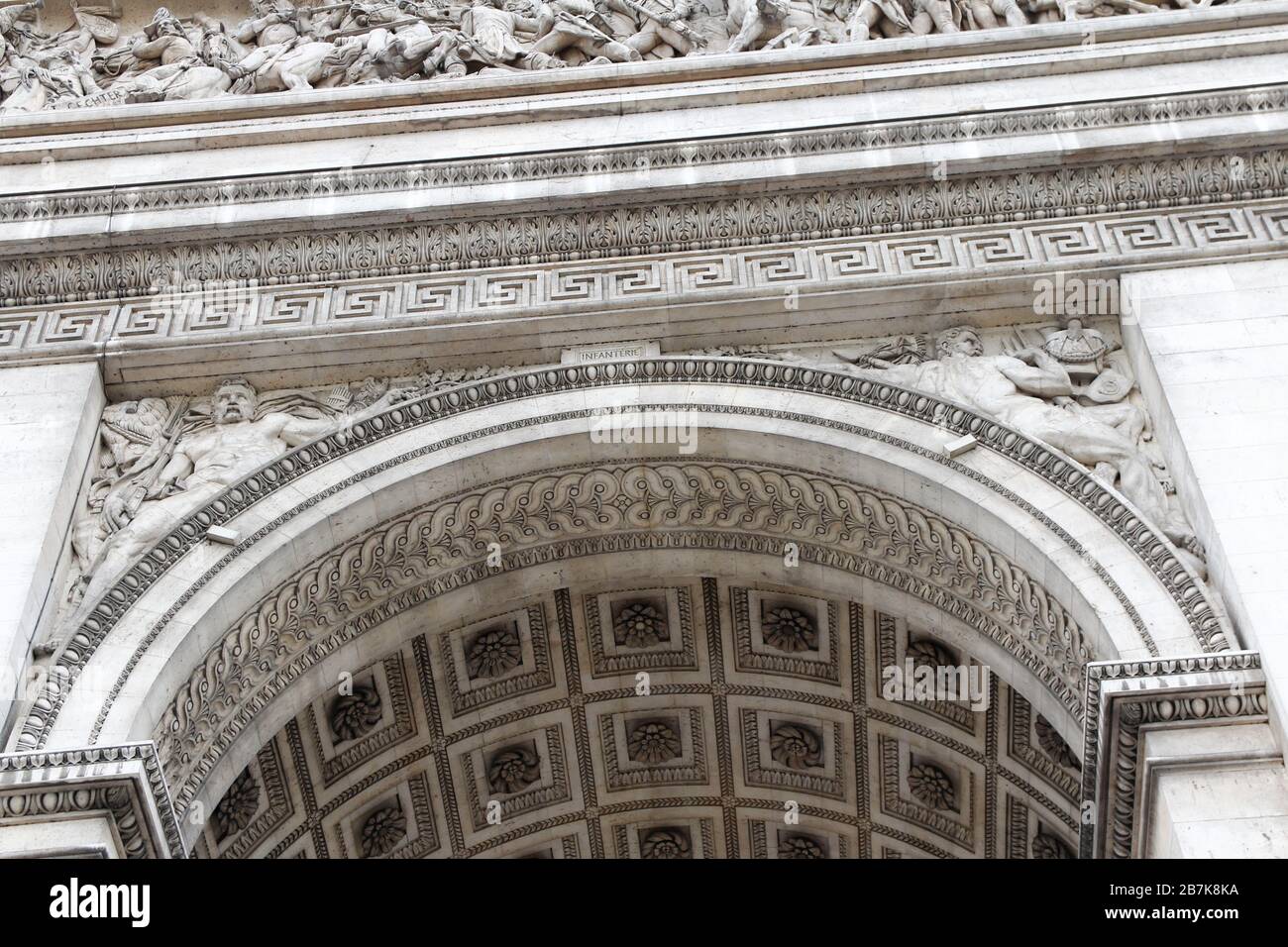 Die Westfassade des Bogens mit dem Wort Infanterie (Infanterie) am Arc de Triomphe in Paris, Frankreich Stockfoto