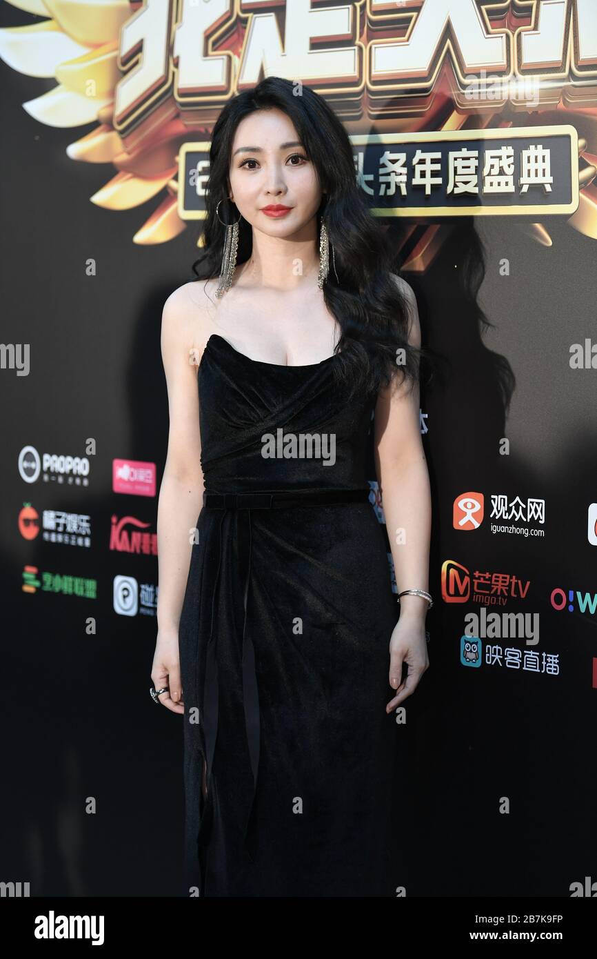 Die chinesische Schauspielerin, Hostess und Sängerin Liu Yan besucht die Jinri Toutiao Fashion Gala 2019 in Peking, China, 8. Januar 2020. Stockfoto