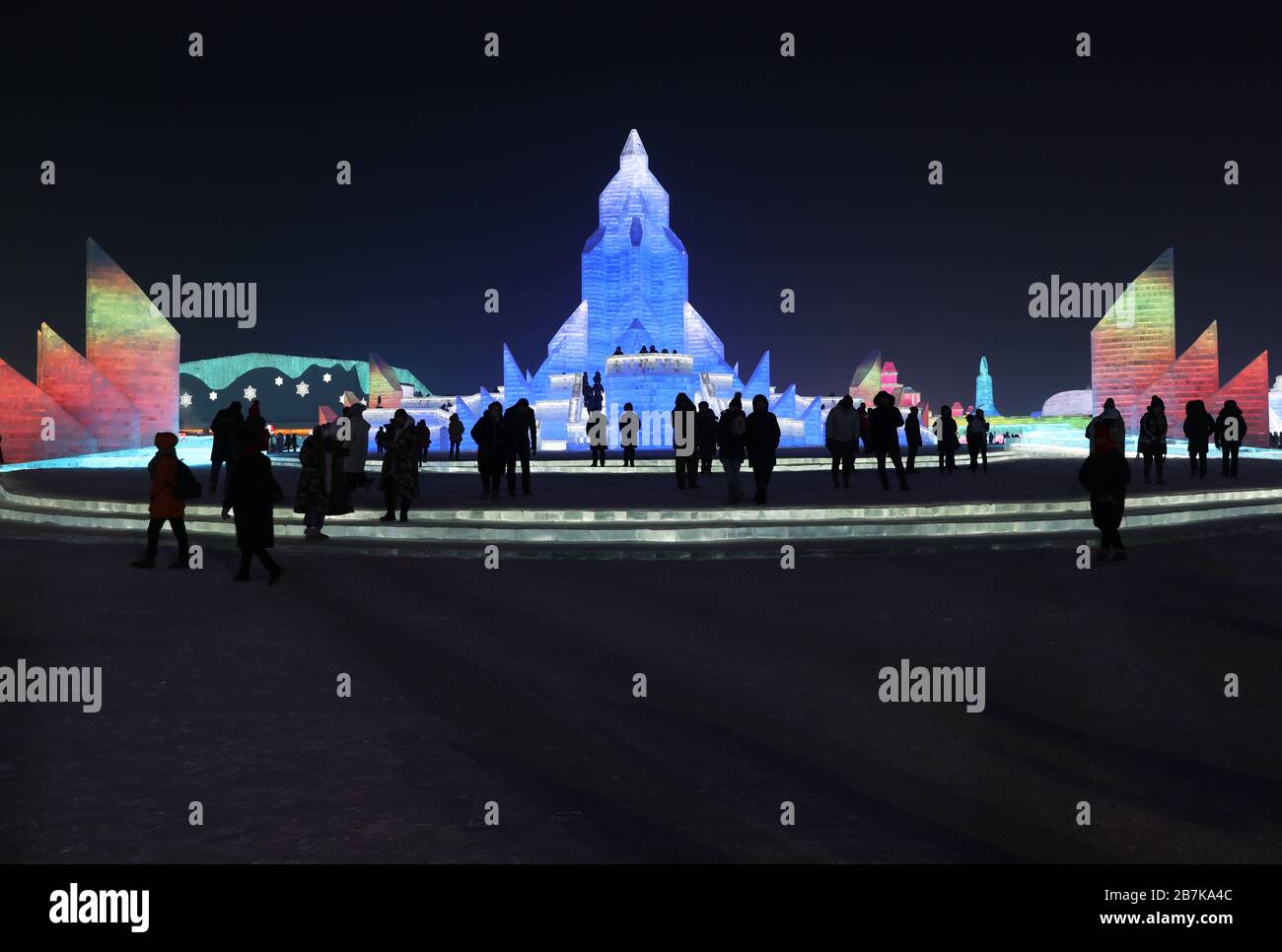 Die 600 Tausend Quadratmeter Eisstadt aus 220 Tausend Kubikmetern Eis, in der Aktivitäten, Spiele und Shows stattfinden, wird während Harbin Int Stockfoto