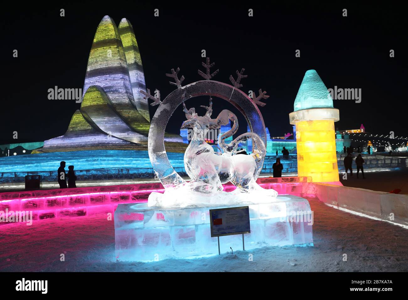 Die 600 Tausend Quadratmeter Eisstadt aus 220 Tausend Kubikmetern Eis, in der Aktivitäten, Spiele und Shows stattfinden, wird während Harbin Int Stockfoto