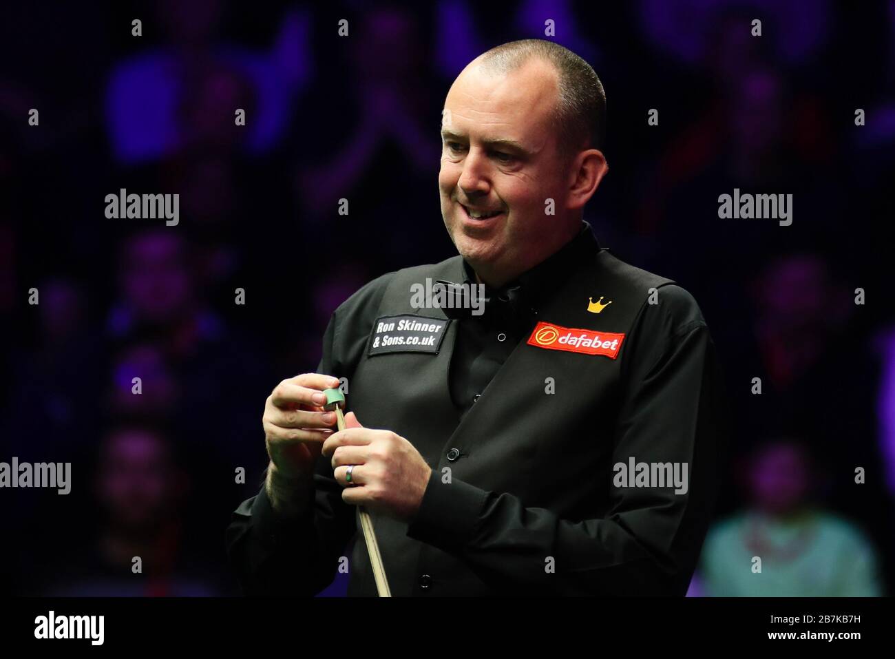 Mark Williams of Wales hält einen Schuss an Stuart Bingham von England beim 2020 Masters in London, Großbritannien, am 15. Januar 2020 für möglich. Stuart Bingham of Stockfoto