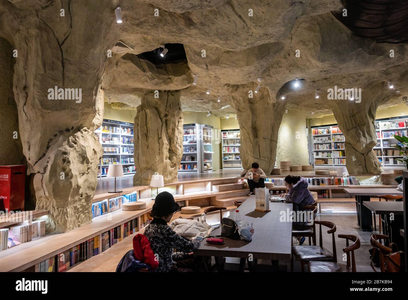 Blick auf die Jihe Buchhandlung in einem Einkaufszentrum in Shanghai, China, 16. Januar 2020. Die Jihe Buchhandlung, eine unabhängige Buchhandlung, wurde in einem Einkaufszentrum eröffnet Stockfoto