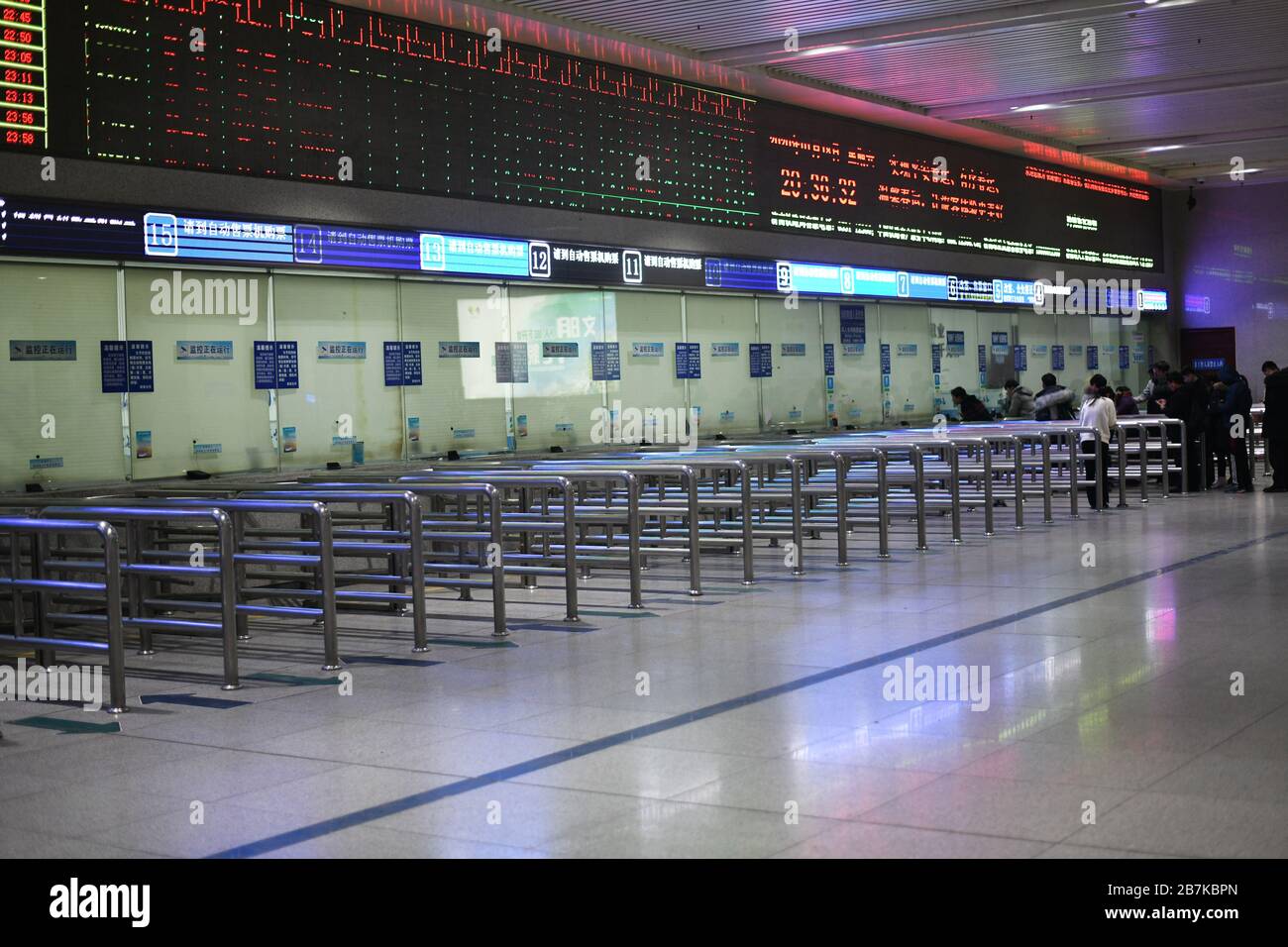 Ein leeres Ticketbüro mit 4 Mitarbeitern und 4 Linien von Passagieren, die auf den Kauf von Tickets für das Jahr 2020 warten Chunyun, Jinan City, Ostchina Shandong p Stockfoto