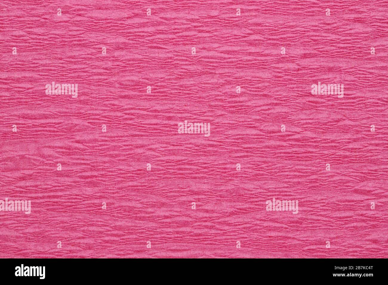 Rauer und zerknitterter Texturhintergrund aus rosafarbenem Farbpapier Stockfoto