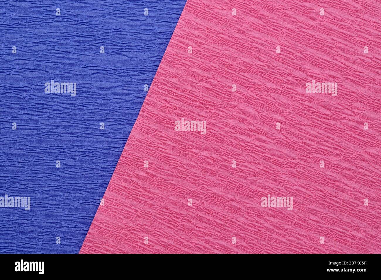 Rauer und zerknitterter Texturhintergrund aus blauem und rosafarbenem Farbpapier Stockfoto
