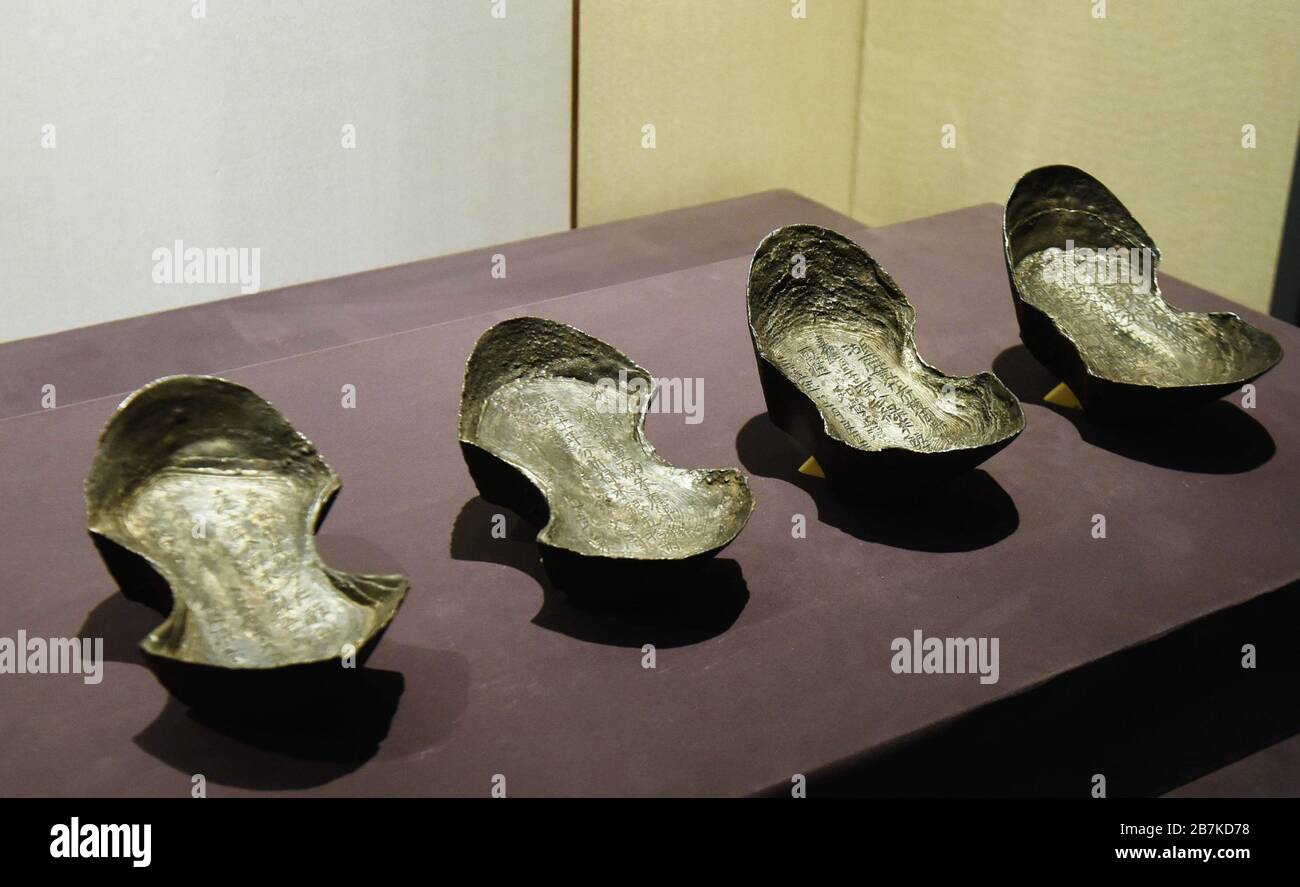Alte, schuhförmige Silber-Ingots oder Sycees aus der Ming-Dynastie sind während einer Ausstellung im Zhejiang Provincial Museum in der Stadt Hangzhou im Osten ausgestellt Stockfoto