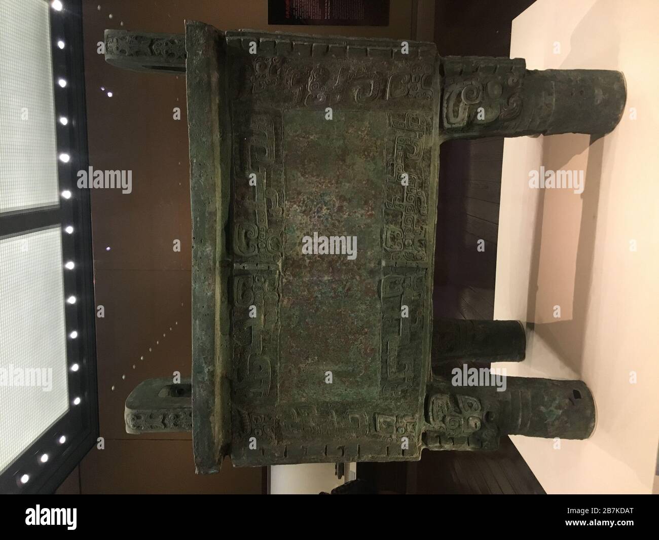 Der Houmusu Bronze Ding, früher Simuwu Bronze Ding genannt, ist am 16. Mai 2018 im chinesischen Nationalmuseum in Peking ausgestellt. Stockfoto