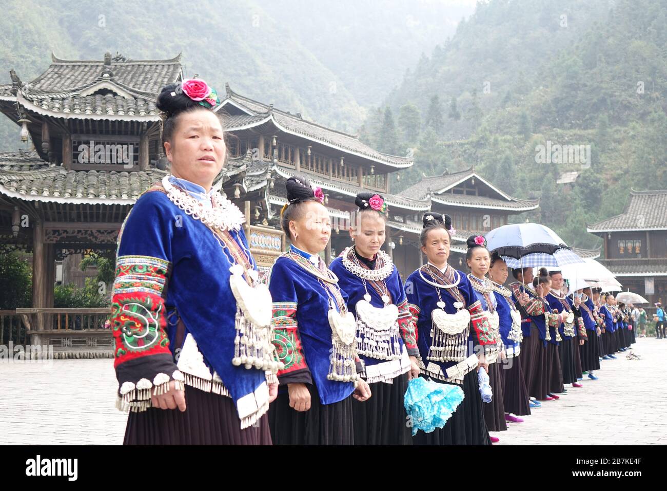 --Datei--die in Miao gekleideten traditionellen Kleider versammeln sich im Dorf Xijiang Miao, dem größten Sammelplatz der Minderheit der Miao in China an der Th Stockfoto