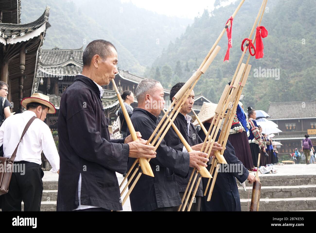 --Datei--die Menschen spielen Instrument im Dorf Xijiang Miao, dem größten Sammelplatz der Miao-Minderheit in China bei den Qiandongnan Miao und Dong Stockfoto