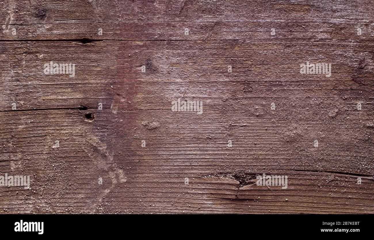 Verwitterte schmutzige Holztextur, Makroaufnahmen. Alte braune Holzoberfläche mit horizontalen Linien, Flecken, Nagellöchern und Sandpartikeln. Hintergrundbild aus Holz Stockfoto