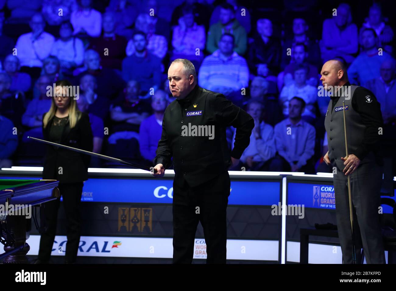 John Higgins aus Schottland, Middle, hält einen Schuss auf Stuart Bingham aus England, gleich bei der ersten Runde des World Grand Prix 2020 in Cheltenham Stockfoto