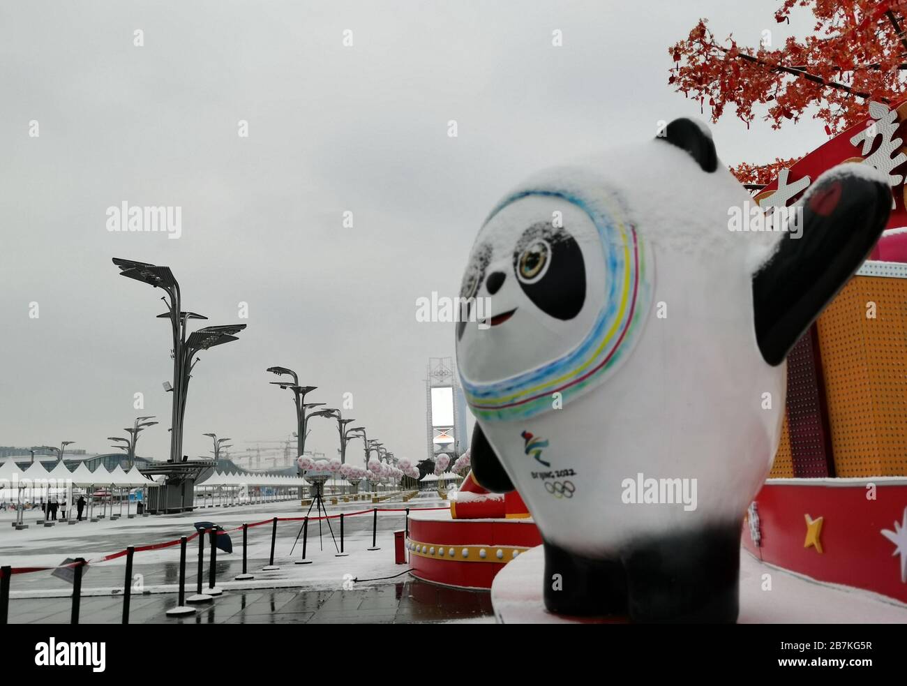 Olympic Green, ein Olympiapark im Chaoyang-Distrikt, der für die Olympischen Sommerspiele 2008 gebaut wurde, steht im Schnee, Peking, China, 5. Februar 2020. *** Stockfoto