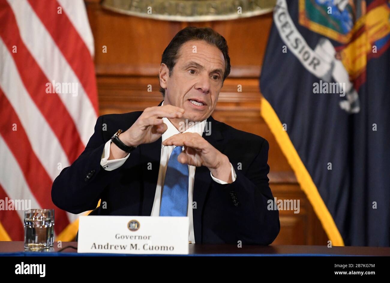 Albany, New York/Vereinigte Staaten 3/16/20 New York Reg. Andrew Cuomo gibt während einer Pressekonferenz im State Capitol ein Update zum Coronavirus. Stockfoto