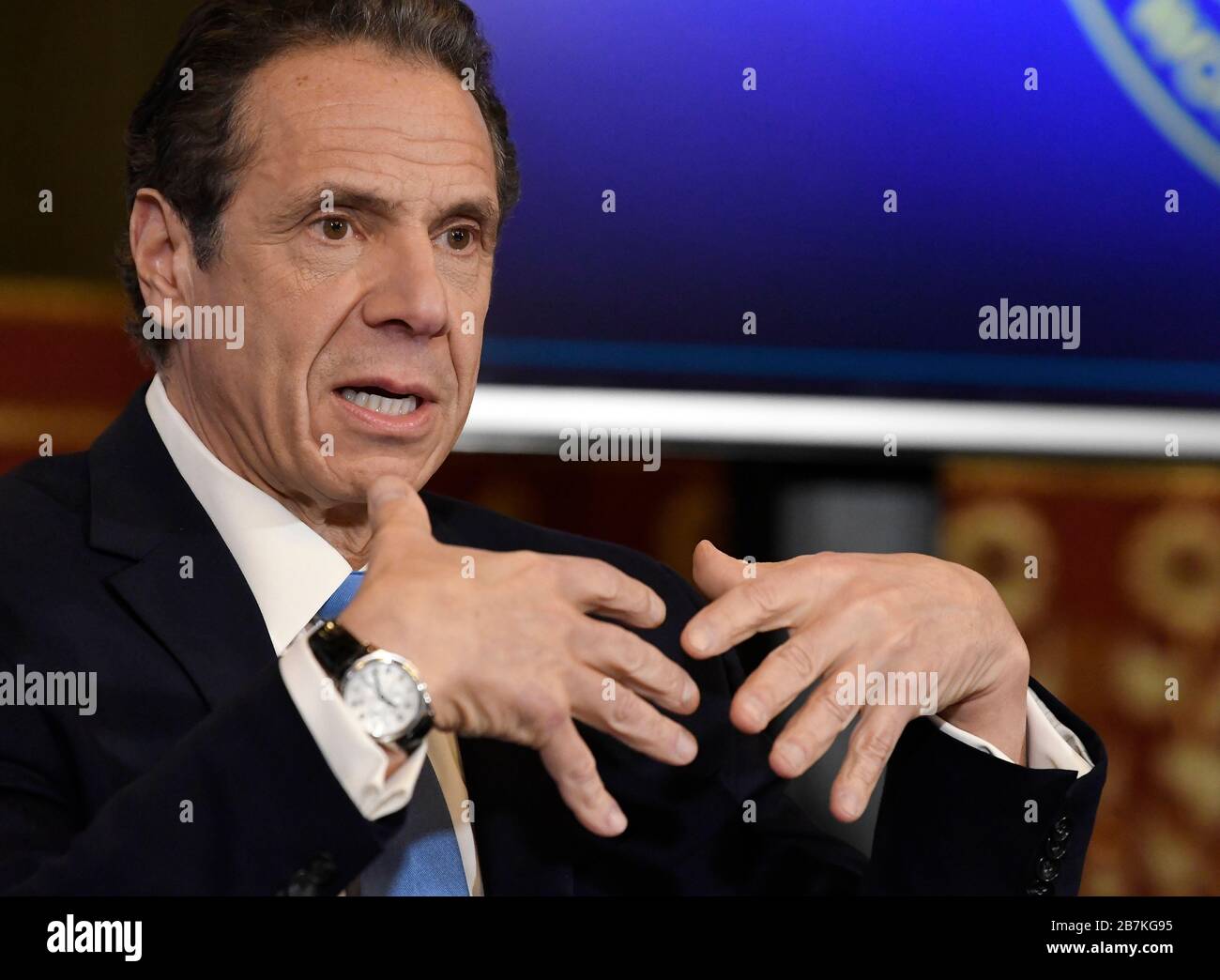 New York Reg. Andrew Cuomo gibt einen Update für die Anzahl der mit dem Coronavirus infizierten Menschen Montag, 16. März 2020 in Albany, New York. Stockfoto