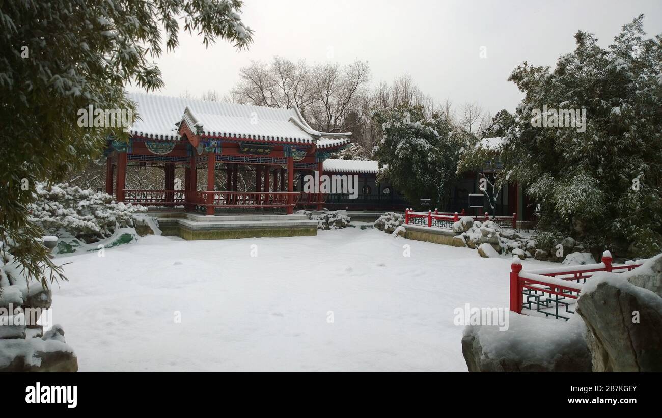 Der Schnee bedeckt den Park des Mondatempels, einen Mondaltar, der ein weißes Wunderland mit Architektur im antiken Stil bildet, Peking, China, Stockfoto