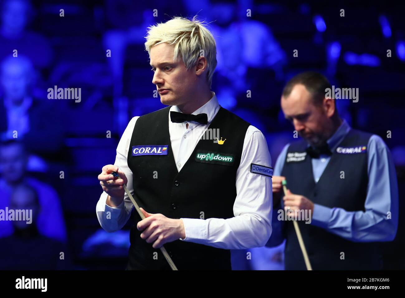 Neil Robertson aus Australien, links, hält einen Schuss auf Mark Williams of Whales, rechts, bei der zweiten Runde des World Grand Prix 2020 in Cheltenham für den Stockfoto